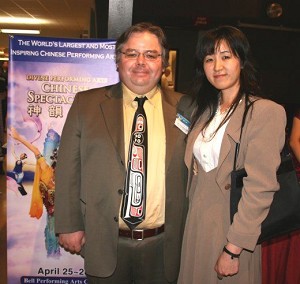 Саймон Джеймс и его жена Ниоми посещают «Китайскую феерию» в Суррей, Канада, в воскресенье вечером. Фото: Бен Тейлор /Великая Эпоха