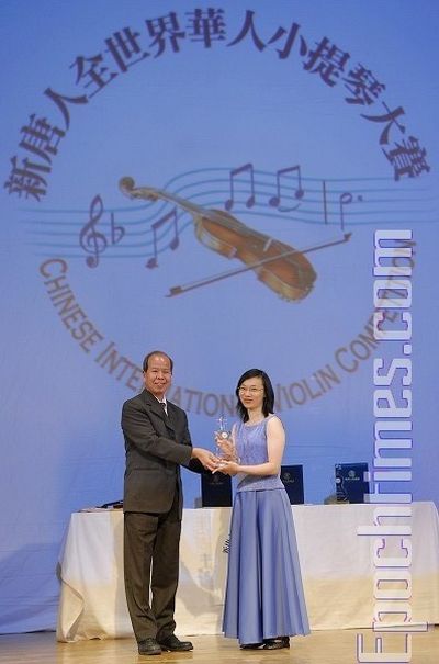 Член жюри конкурса Чен Жутан вручает приз за 3-е место конкурсантке № 21 Чен Цзяхуэй. Фото: Даи Бин/ The Epoch Times