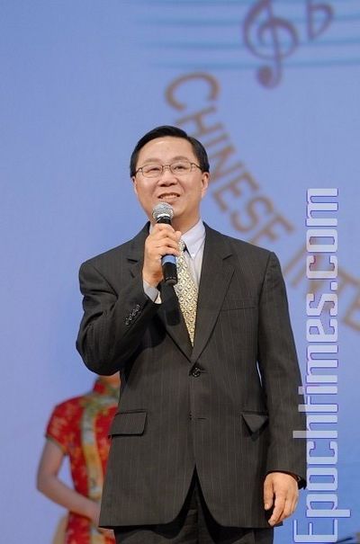 Генеральный директор телевидения NTDTV Ли Цун поздравляет победителей конкурса. Фото: Даи Бин/ The Epoch Times