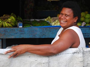 Теплый прием: Ана, продавщица фруктов в городе Сигатока, приветствует фотографа. Фото: Уэс Лафортюн