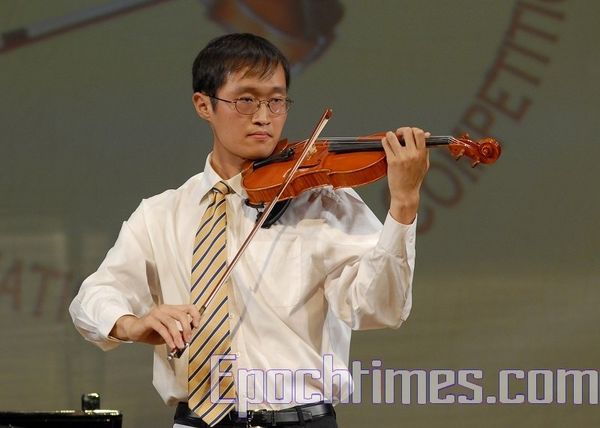 Участники «Всемирного конкурса китайских скрипачей» демонстрируют свою виртуозность игры. Фото: Даи Бин/ The Epoch Time