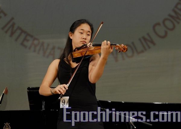 Участники «Всемирного конкурса китайских скрипачей» демонстрируют свою виртуозность игры. Фото: Даи Бин/ The Epoch Time