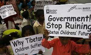 Индийские и тибетские дети держат плакаты возле мемориала Махатмы Ганди (Раджхат) в Дели. Фото: Manpreet Romana /AFP /Getty Images