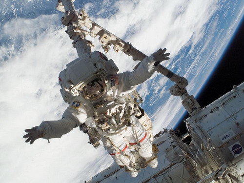 Фотообзор: Астронавты “Индевора” успешно завершили монтаж оборудования на поверхности МКС