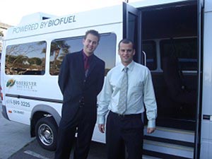 Владельцы Wherever Shuttle: Райан Вилькокс (слева) и Бруно Мора (справа) на фоне собственного микроавтобуса Мерседес, работающего на биотопливе. Фото: Джошуа Филипп /Великая Эпоха