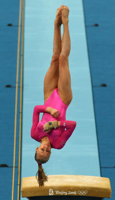 Настя Люкин (США) выполняет опорный прыжок.  Фото: Quinn Rooney/Getty Images