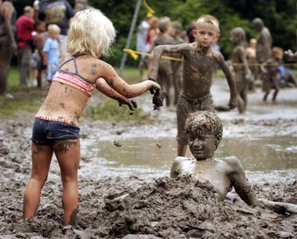 Фотообзор: В Новой Зеландии празднуют "День грязи"