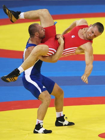 Асланбек Хуштов принес России третью золотую медаль в греко-римской борьбе. Фото: PETER PARKS/AFP/Getty Images