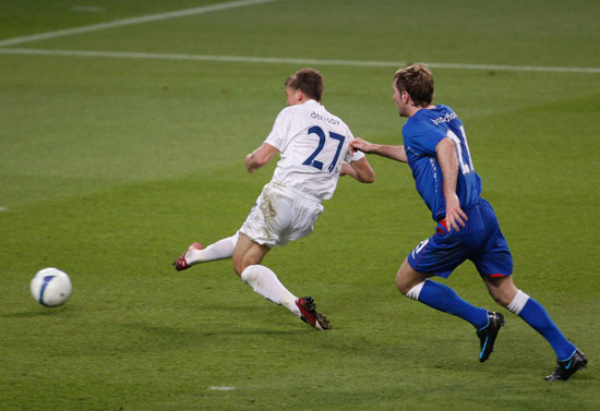 Игорь Денисов забивает гол. Фото: Jasper Juinen/Getty Images