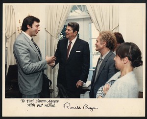 Юрий Ярым-Агаев (слева) разговаривает с Президентом США Рональдом Рейганом в Белом Доме 7 октября 1986 года. Фото любезно предоставлено Ю. Ярым-Агаевым