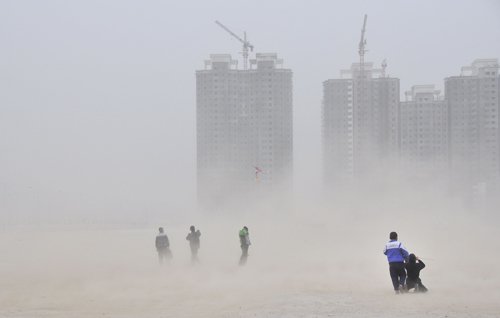 Северо-запад Китая охватили песчаные бури. 18 февраля. Провинция Ганьсу. Фото: Великая Эпоха. 
