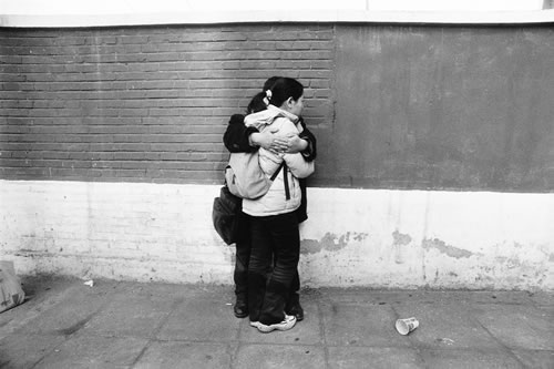 Пара возлюбленных студентов на улице Пекина. Фото: Великая Эпоха.