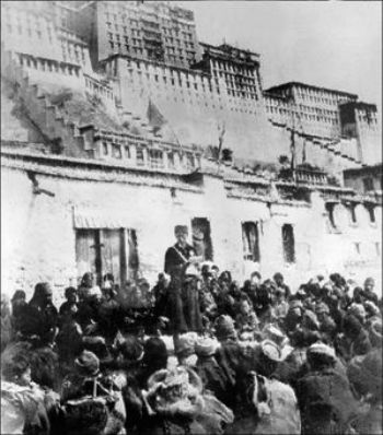Это фотография была сделана 11 апреля 1959 — китайский офицер перед побежденными тибетцами после народного восстания перед дворцом Потала в Лхасе. Фото: STR /AFP /Getty Images