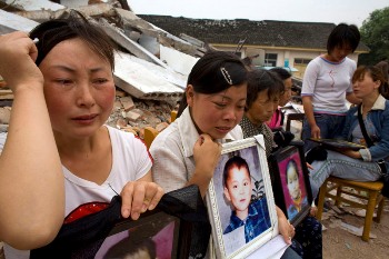 Китай. Во время визита Ху Цзиньтао в провинцию Сычуань, родители погибших от землетрясения детей были посажены под арест