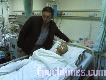 Хуа Хуэйчи в больнице возле кровати своего умирающего отца. Фото: The Epoch Times