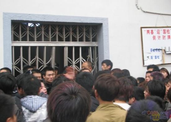 Тысячи людей окружили административное здание в уезде Дэцзян провинции Гуйчжоу. Фото: Великая Эпоха