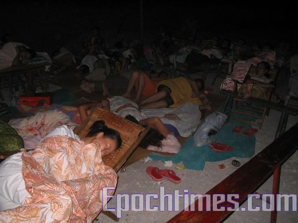 Крестьяне ночью спят в самодельных навесах возле строящейся пристани. Фото: The Epoch Times