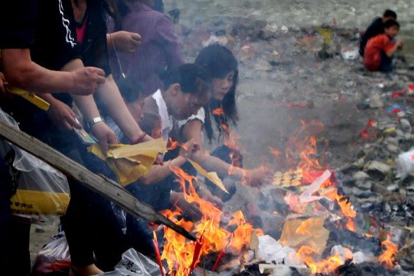 Годовщина землетрясения в провинции Сычуань Люди оплакивают своих погибших родных. Фото: Feng Li/Getty Images
