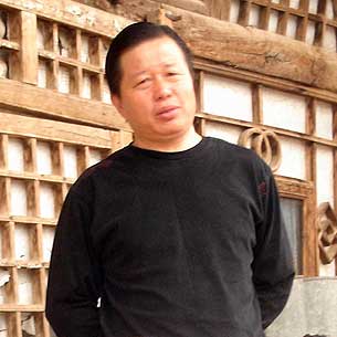 Адвокат Гао Чжишень в своих родных местах в провинции Шэньси. 