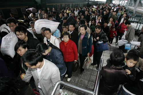 Многочисленные крестьяне, приехавшие в г.Чунцин на заработки возвращаются домой. Фото: The Epoch Times 