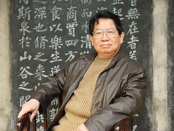 Китайский писатель Ша Есинь. Фото с dongyangjing.com 
