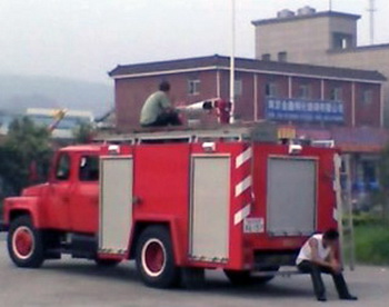 Пожарная полицейская машина напротив нанкинского университета ожидает приказа. Фото: RFA
