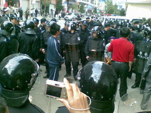 Для разгона крестьян, власти прислали вооружённых дубинками полицейских. Уезд Шисин провинции Гуандун. Фото: RFA    