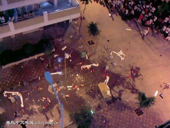 Фото с места событий. Асфальт возле общежития влажный от крови. Фото  epochtimes.com 