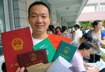 Китай стоит на первом месте в мире по числу выдаваемых документов и справок. Фото с epochtimes.com