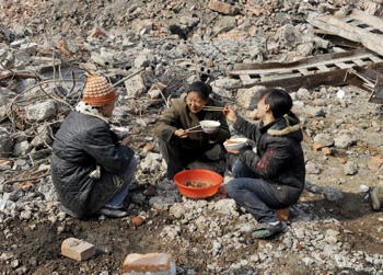 Рабочие мигранты обедают на стройке в г.Шеньяне.фото: Getty Images.