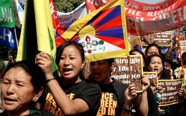 Акция в поддержку тибетцев прошла 14 марта 2009 г. в Индии. Фото: RAVEENDRAN/AFP/Getty Images