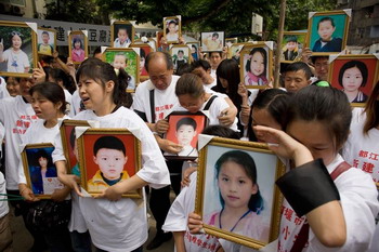 Родители погибших во время землетрясения школьников 1 июня в День ребёнка поминают своих погибших детей. Фото: Andrew Wong/Getty Images