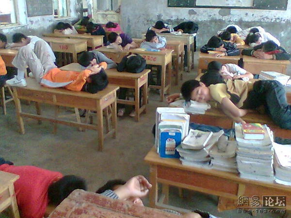Ученики спят во время полуденного перерыва в одной из сельских китайских школ. Фото: Великая Эпоха
