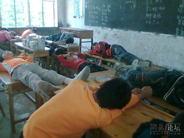 Ученики спят во время полуденного перерыва в одной из сельских китайских школ. Фото: Великая Эпоха