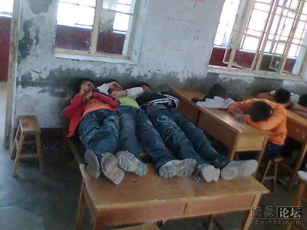  Ученики спят во время полуденного перерыва в одной из сельских китайских школ. Фото: Великая Эпоха