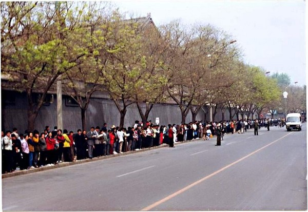 25 апреля 1999 г. более 10 тыс. последователей Фалуньгун приехали в Пекин, чтобы апеллировать к правительству. Фото с epochtimes.com