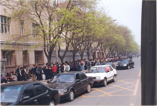 25 апреля 1999 г. более 10 тыс. последователей Фалуньгун приехали в Пекин, чтобы апеллировать к правительству. Фото с epochtimes.com