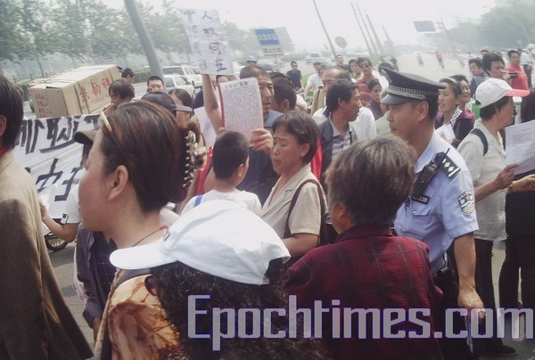 Массовая народная акция в Шанхае по случаю приезда американской делегации. Фото: The Epoch Times
