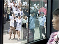 В Пекине полиция разогнала акцию приветствия американской делегации