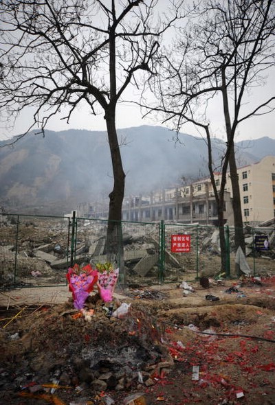 Жители пострадавших от землетрясения районов поминают своих погибших родных. Провинция Сычуань. 25 января 2009 г. Фото: China Photos/Getty Images