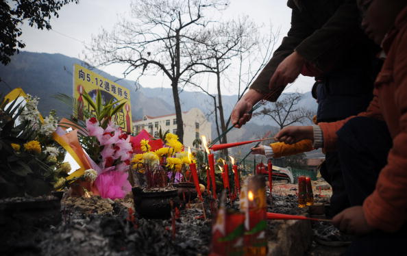 Жители пострадавших от землетрясения районов поминают своих погибших родных. Провинция Сычуань. 25 января 2009 г. Фото: China Photos/Getty Images