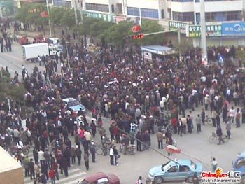 Акция протеста против произвола полиции в уезде Хуэйнин провинции Ганьсу. Фото с epochtimes.com