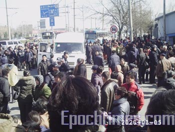 Более тысячи прохожих собрались на крики девушки, которую избивали полицейские   агенты. Фото: The Epoch Times