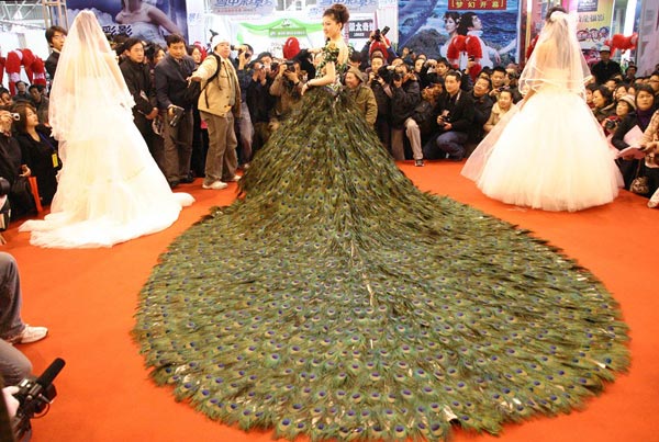 Платье стоимостью около 1,5 млн. долларов было представлено на выставке в Китае