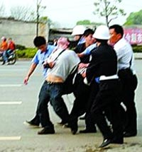 В Китае представители власти избили корреспондента