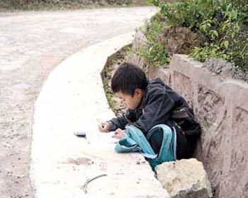 Мальчик, делающий домашнее задание на дороге: «Здесь светлее, чем дома»
