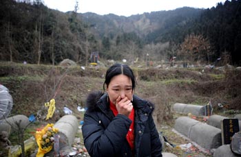 Жительница пострадавшего от землетрясения района провинции Сычуань оплакивает своих   погибших родных. Фото: Getty Images