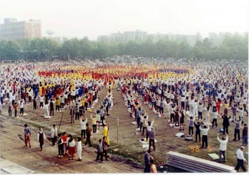 1 мая 1996 г. практикующие Фалуньгун собрались для коллективного выполнения упражнений. К середине 1990-х миллионы китайцев занимались этой практикой. Широко признанный в качестве эффективного средства для поддержания физического здоровья и уважаемый за внимание, которое он уделял морали, Фалуньгун стал популярным в большинстве районов Китая. Фото с faluninfo.ru