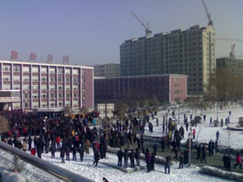 Более тысячи рабочих сталелитейного завода в Цзилинь участвовали в митинге протеста