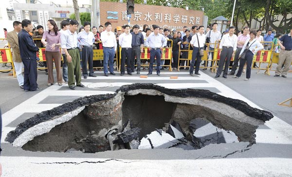 В городе Нанкине под землю провалился участок дороги. Фото с epochtimes.com